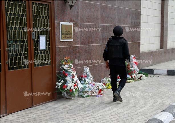 مواطنون يضعون إكليلًا من الزهور أمام السفارة الروسية تضامنًا مع حادث الطائرة المنكوبة (1)                                                                                                               