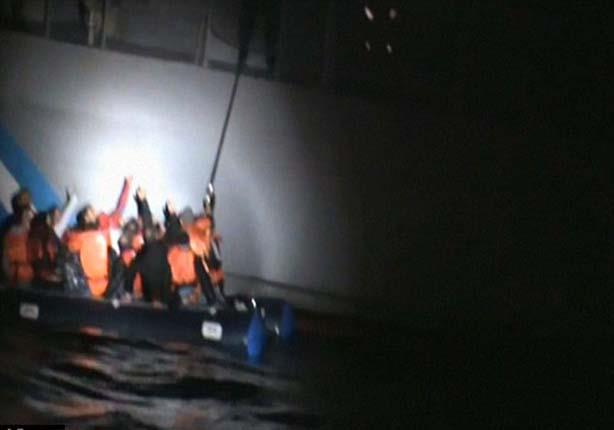 حرس السواحل اليوناني يحاول إغراق قارب لاجئين سوريين                                                                                                                                                     