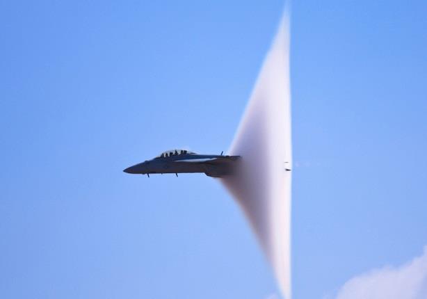 الطائرة F-18 لحظة اختراقها حاجز الصوت (1)                                                                                                                                                               