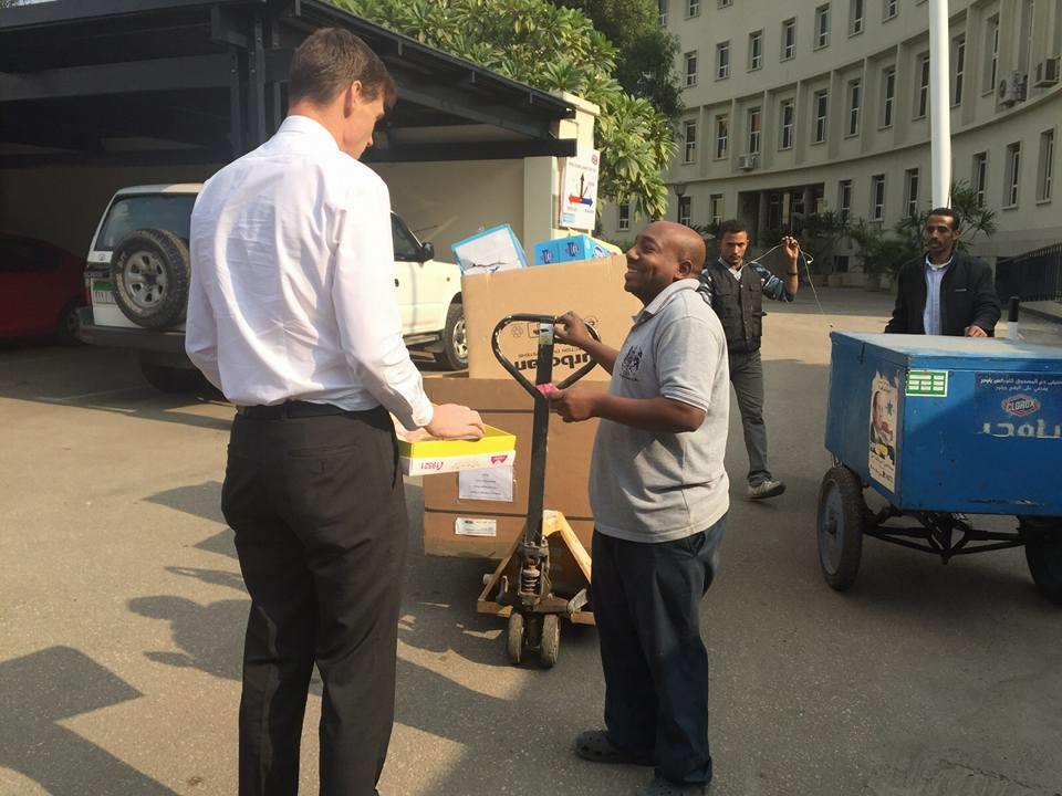 السفير البريطاني يوزع الحلوى على العاملين بالسفارة  4                                                                                                                                                   