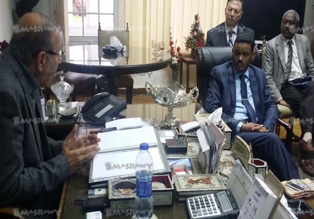 الأهلي يستقبل وزير الرياضة السوداني ويهديه درع النادي                                                                                                                                                   