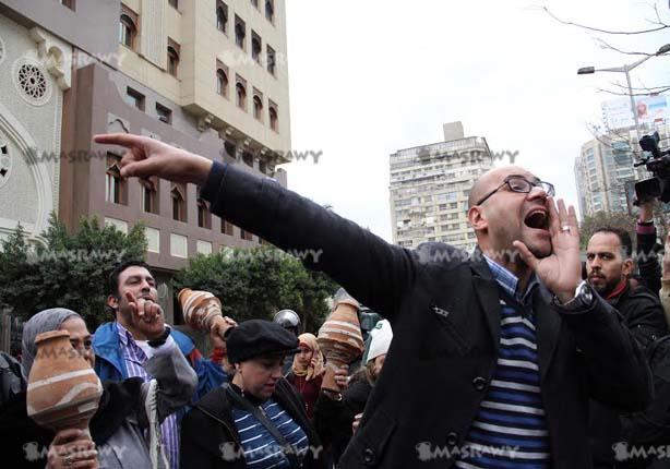 متظاهرون يكسرون القلل أمام السفارة القطرية بالقاهرة (2)                                                                                                                                                 