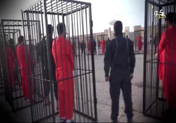 داعش يبث فيديو جديداً لـ 21 كردياً في أقفاص تمهيدا لحرقهم (1)                                                                                                                                           