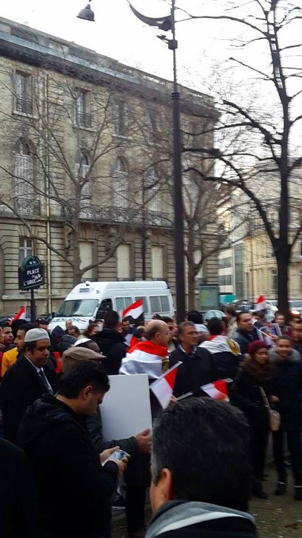 مسيرة من كنيسة ''نوترام دي باريس'' إلى برج إيفل بفرنسا لتأييد الجيش المصري (2)                                                                                                                          