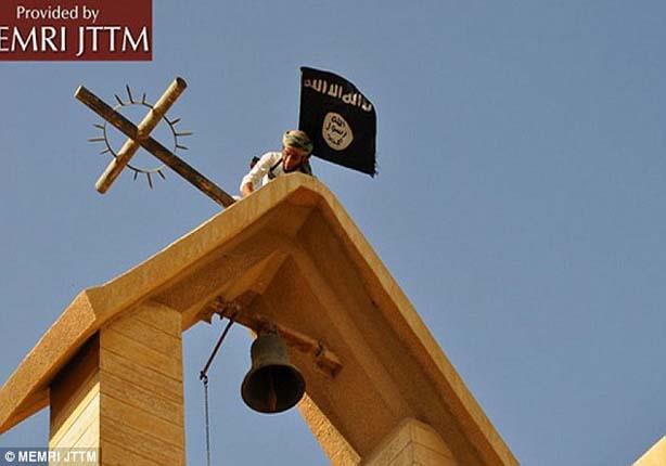 داعش يدمر الصلبان والأيقونات وتضع رايتها على الكنائس                                                                                                                                                    