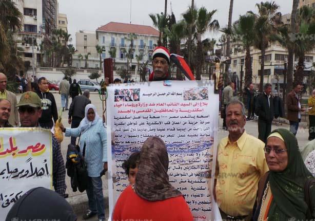 متظاهرون يحرقون صور محافظ الإسكندرية                                                                                                                                                                    