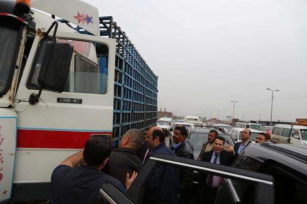 وزير التموين يستوقف سيارة محملة باسطوانات الغاز                                                                                                                                                         