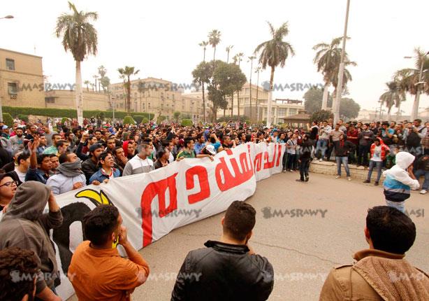 طلاب جامعة القاهرة ينظمون مسيرة للتنديد بأحداث الدفاع الجوي (1)                                                                                                                                         