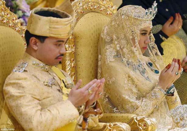 ملابس وأحذية مرصعة بالذهب والماس في حفل زواج أمير بروناي (1)                                                                                                                                            