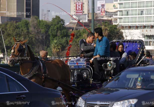 احتفالات المصريين بشم النسيم أعلى كوبري قصر النيل (1)                                                                                                                                                   