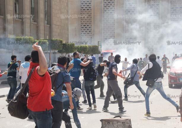 اشتباكات الطلاب والامن بجامعة القاهرة                                                                                                                                                                   