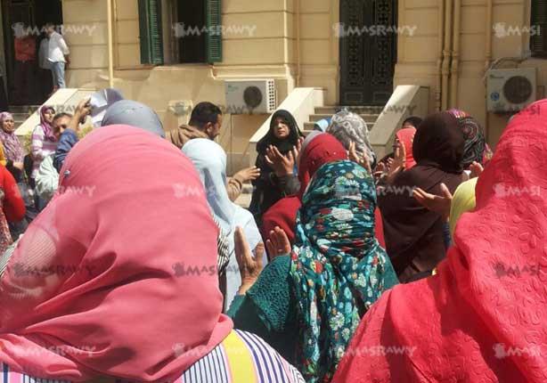 وقفة احتجاجية لعاملو محافظة القاهرة اعتراضا على عدم صرف المكافآت الشهرية (2)                                                                                                                            