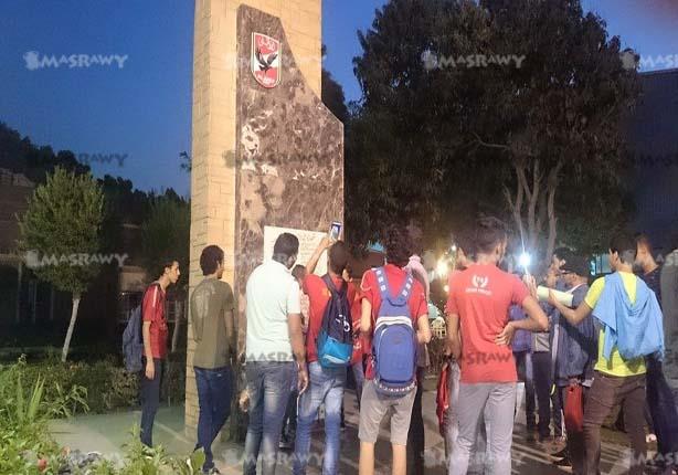 الأولتراس يلتقطون صورًا مع النصب التذكاري لضحايا الأهلي (1)                                                                                                                                             