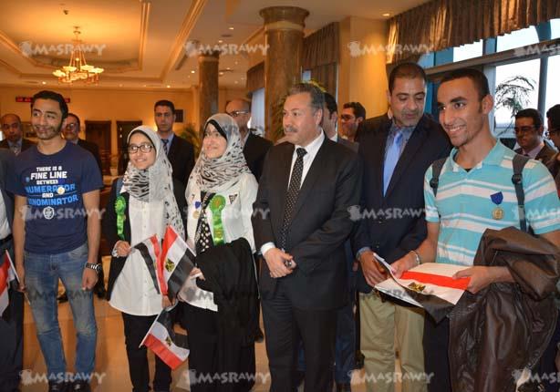 الرافعي يستقبل الطلاب الفائزين في مسابقة انتل بمطار القاهرة (1)                                                                                                                                         