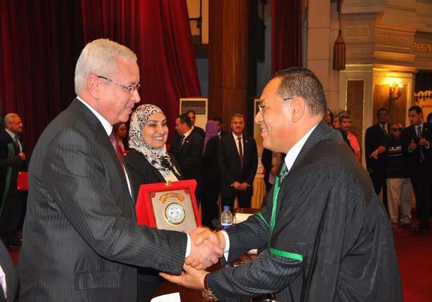 تكريم جامعة قناة السويس بمؤتمر هيئة الجودة بجامعة القاهرة (1)                                                                                                                                           
