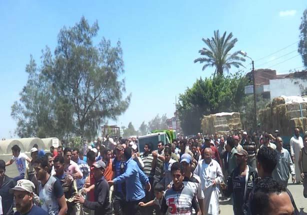 الآلاف يشيعون جثمان فقيد الجيش بمسقط رأسه بكفر الشيخ (1)                                                                                                                                                