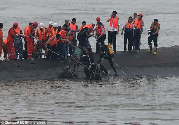 غرق سفينة صينية في عاصفة                                                                                                                                                                                