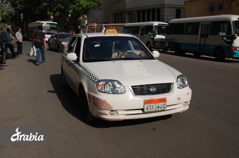 خليجي يقود سائق تاكسي مصري للجنون (فيديو) 
