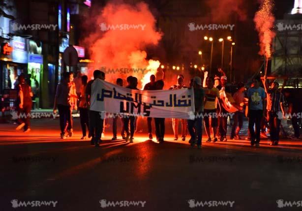 متظاهرون يشعلون الشماريخ بمحيط ميدان التحرير وسط غياب أمني (1)                                                                                                                                          