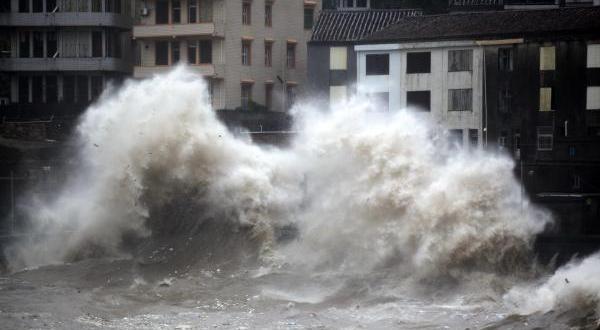 إعصار هائل يضرب الصين                                                                                                                                                                                   