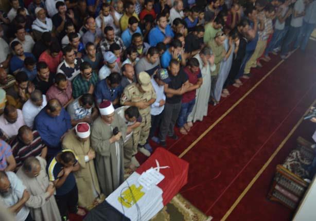 وكيل الأوقاف بالدقهلية يؤم المصلين في جنازة أحد شهداء سيناء                                                                                                                                             