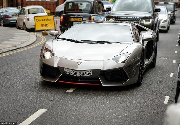 مليونير سعودي يغسل سيارته في لندن فيتسبب بأزمة سير خانقة (1)                                                                                                                                            