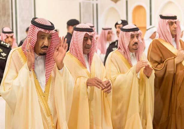 الملك سلمان يؤدي صلاة الجنازة على الأمير عبدالله                                                                                                                                                        