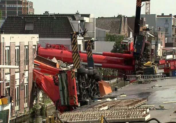 انهيار ونش عملاق على مبنى سكني بهولندا                                                                                                                                                                  