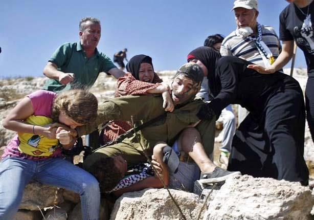 فتاة فلسطينية تعض جندي إسرائيلي                                                                                                                                                                         