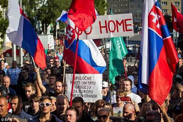 مظاهرات في أوروبا الشرقية تطالب بعودة المهاجرين إلى بلادهم                                                                                                                                              
