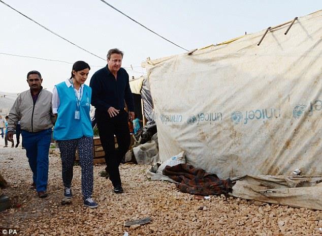 ديفيد كاميرون يزور اللاجئين السوريين في مخيم بلبنان                                                                                                                                                     
