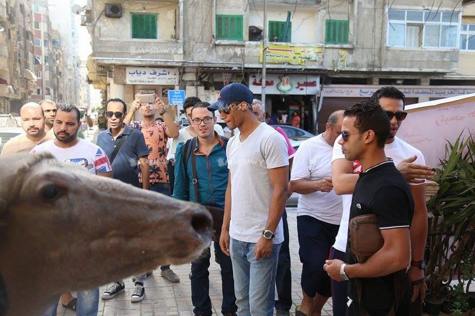 الفنان محمد رمضان عجلا أمام مسرح بيرم التونسي بالاسكندرية                                                                                                                                               
