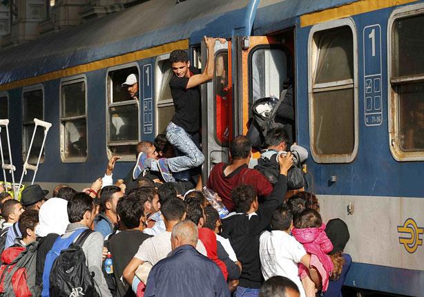 المهاجرين البائسين إلى محطة القطار في بودابيست                                                                                                                                                          
