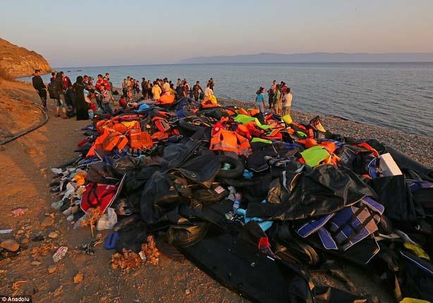 لاجئون سوريون يلتقطون سيلفي لوصولهم أوروبا (1)                                                                                                                                                          