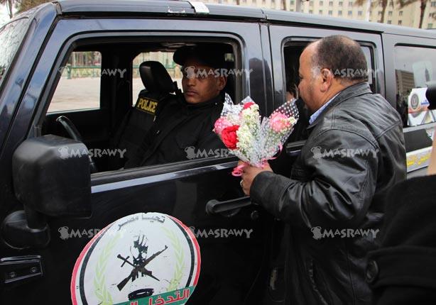مواطنون يهدون الورود  لمدير أمن القاهرة أثناء تفقده ميدان التحرير (8)                                                                                                                                   