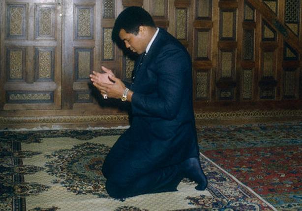الملاكم الشهير محمد على كلاى يصلى باحد المساجد                                                                                                                                                          
