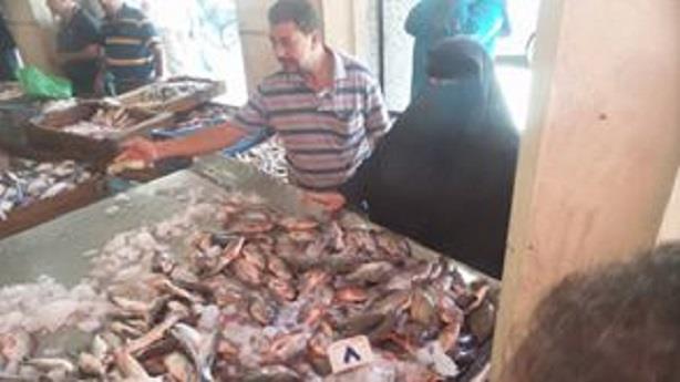 تجار الأسماك والخضروات يشاركون في مبادرة دمياط تأمر (1)                                                                                                                                                 