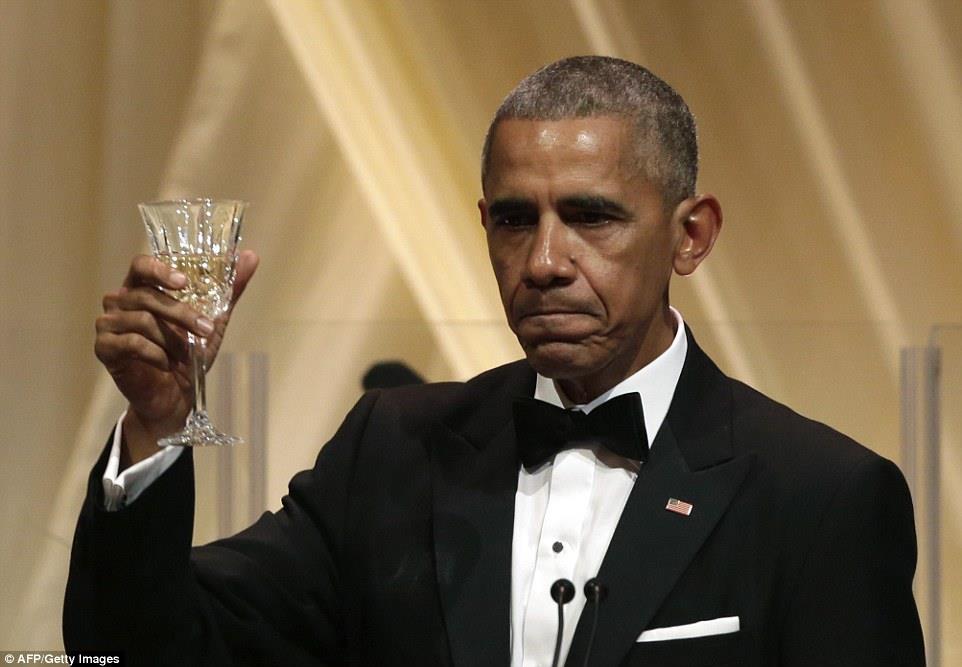شهد حفل العشاء الرسمي الأخير لتوديع أوباما وزوجته بالبيت الأبيض، حضورًا مشرقًا للسيدة ميشيل أوباما زوجة رئيس أمريكا السابق، حيث حرصت ميشيل على أن يكون "ختامها مسك" بارتدائها فستان لامع باللون الوردي، 