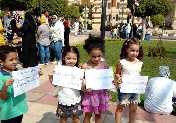 شارك عدد من الاطفال في الوقفة الاحتجاجية التي نظمها أولياء أمورهم (1)                                                                                                                                   