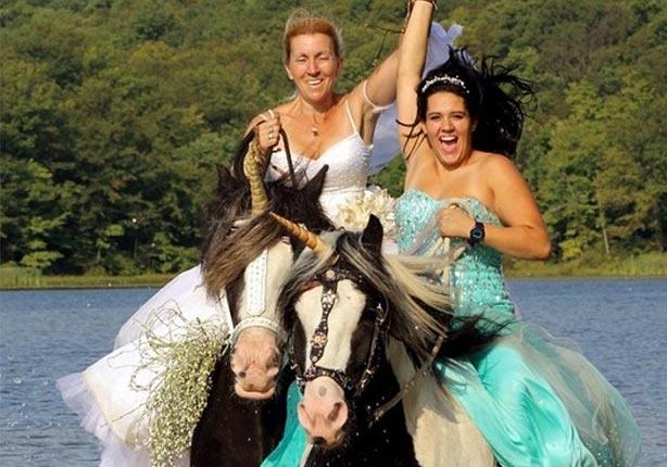 عروس تسقط من على الحصان يوم زفافها                                                                                                                                                                      