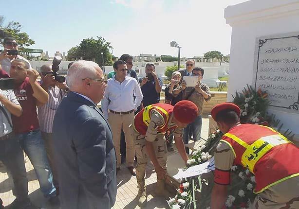 محافظ بورسعيد يضع الزهور على النصب التذكاري (1)                                                                                                                                                         