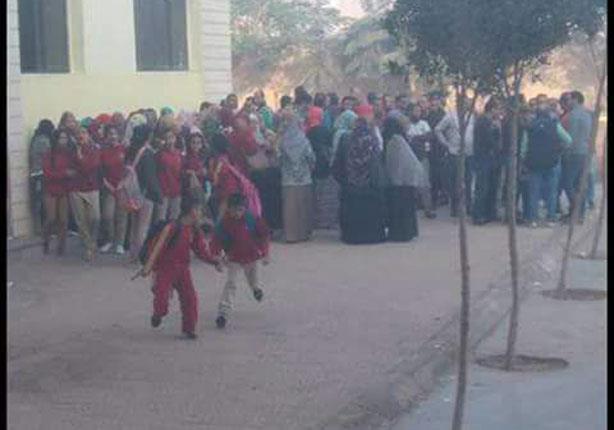 مدرسون يتظاهرون داخل مدرسة خاصة  (2)                                                                                                                                                                    