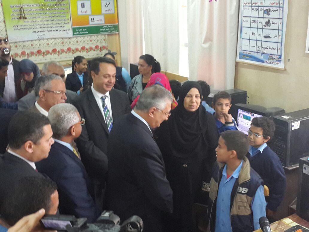 وزير التنمية المحلية يسلم أجهزة حاسب آلي لطلاب المنيا  (1)                                                                                                                                              