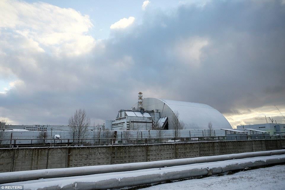 أضخم هيكل متحرك يصل مفاعل تشيرنوبل (1)