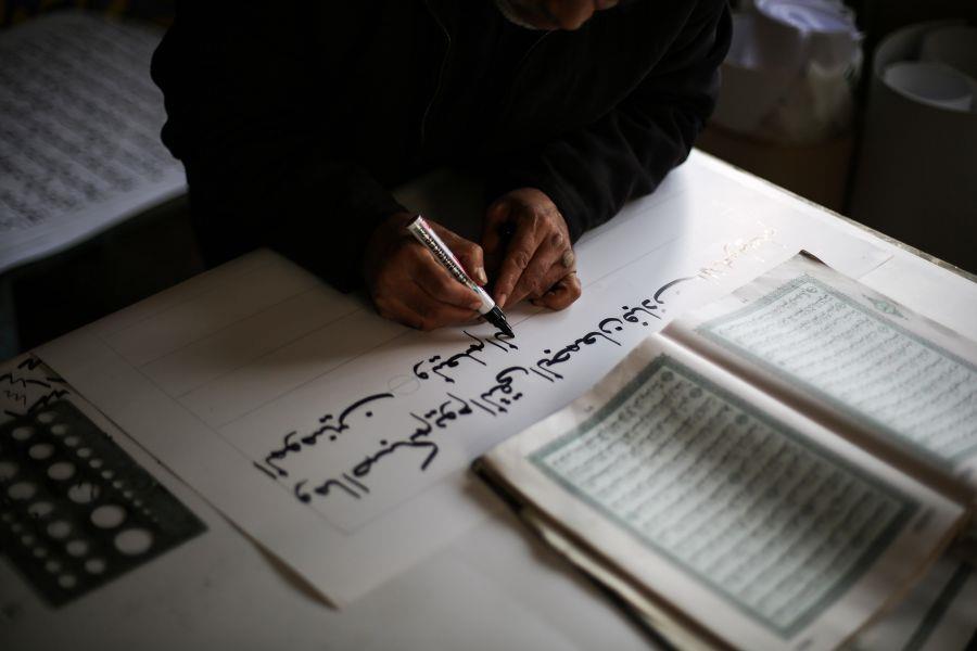 هاشم كلوب.. فلسطيني ينسخ المصحف بخط يده بحجم كبير                                                                                                                                                       