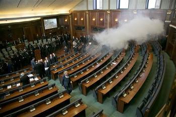 نواب المعارضة يطلقون قنابل الغاز داخل برلمان كوسوفو (1)                                                                                                                                                 