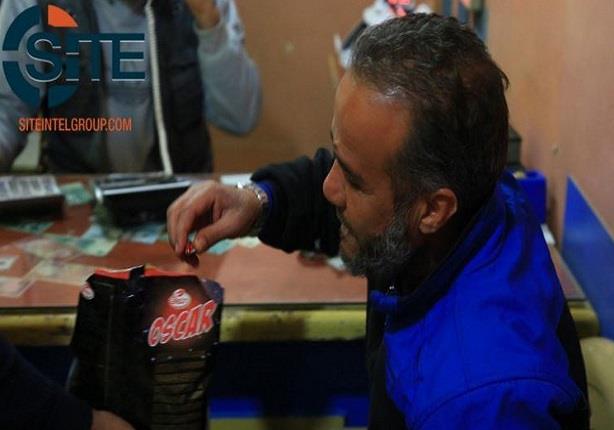 أعضاء بـ داعش يوزعون الحلوى في سوريا احتفالا بتفجيرات بروكسل                                                                                                                                            