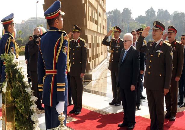 الرئيس العراقي يضع أكاليل الزهور على قبر الجندي المجهول                                                                                                                                                 