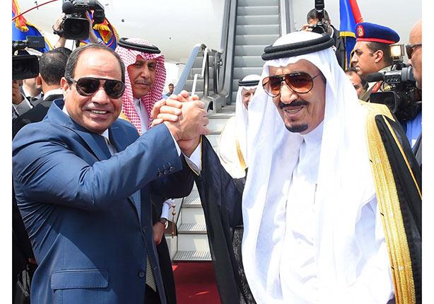 حرص الملك سلمان على رفع يده متشابكة مع يد الرئيس السيسي، قبل مغادرته للقاهرة                                                                                                                            