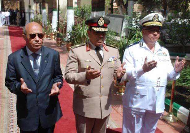 القائم بأعمال محافظ القاهرة ومدير الامن يضعان الزهور على قبر الجندي المجهول                                                                                                                             
